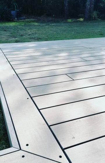 Terrasse en bois composite Silvadec gris taïga à Meaux (77)
