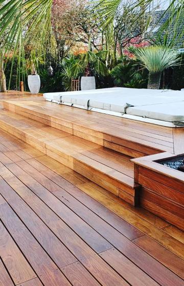 terrasse en bois exotique avec plage pour SPA de nage