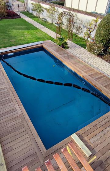 belle terrasse de piscine en frêne thermochauffé