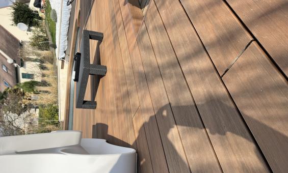 Terrasse moderne avec courbes bassin en composite
