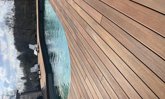 Terrasse composite Silvadec autour bassin courbe