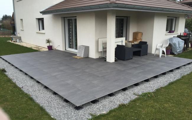 Terrasse grès cérame sur plot à Tournan-en-Brie