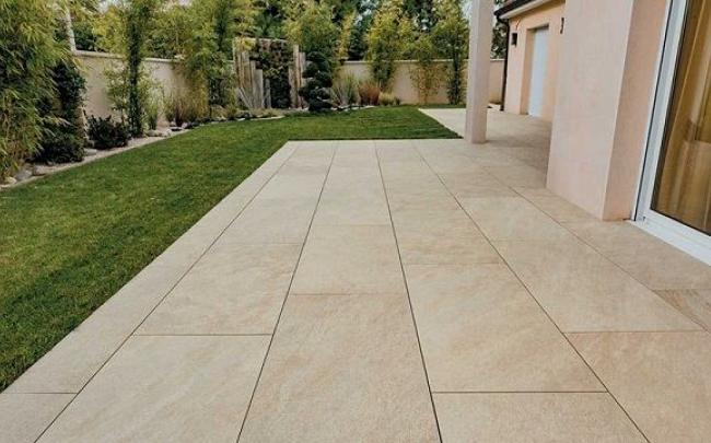 Terrasse en grès cérame sur plot à Chanteloup-en-Brie (77600)