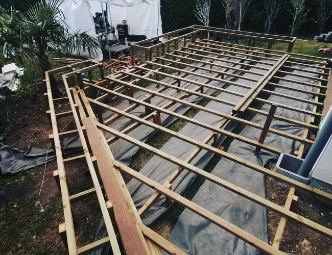 Pose et construction d'une terrasse bois en frêne thermochauffé à Thorigny-sur-Marne (77)