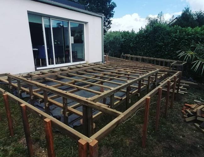 Pose et construction d'une terrasse bois en frêne thermochauffé à Thorigny-sur-Marne (77)