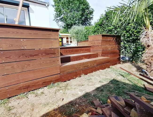 Pose et construction d'une terrasse bois en frêne thermochauffé à Thorigny-sur-Marne (77)