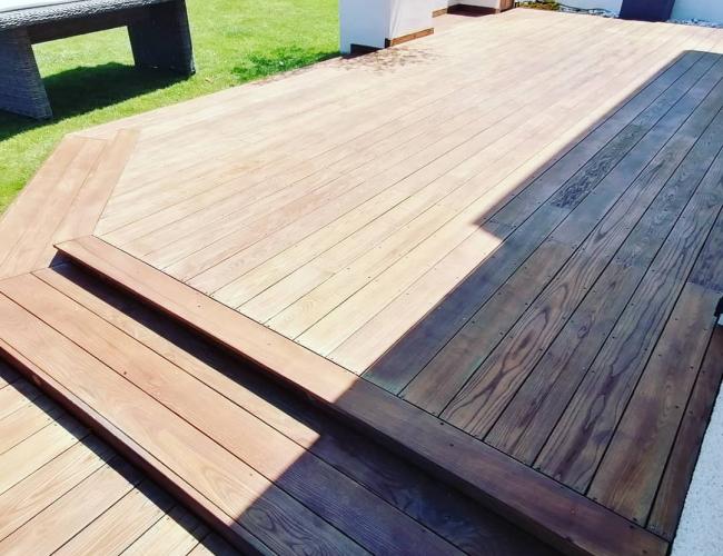 Rénovation d'une terrasse en bois frêne thermochauffé