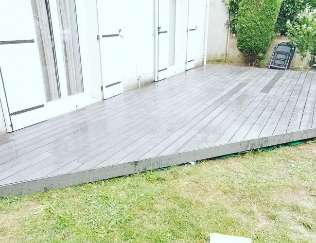 Pose et construction d'une terrasse en composite Smartboard gris à Lésigny (77)