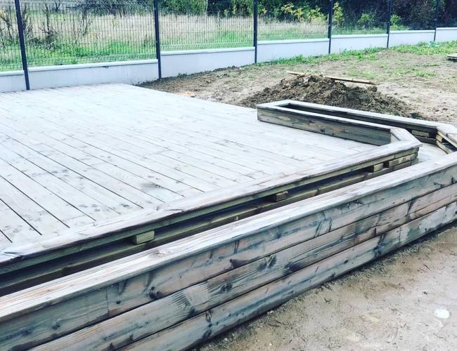 Pose et construction d'une terrasse en bois douglas grisé à Penchard (77)