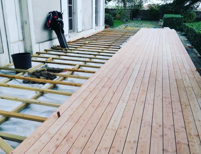 Construction et pose d'une terrasse en bois mélèze de 100m² à Meaux (77)