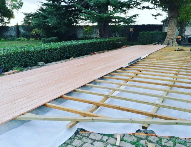 Construction et pose d'une terrasse en bois mélèze de 100m² à Meaux (77)