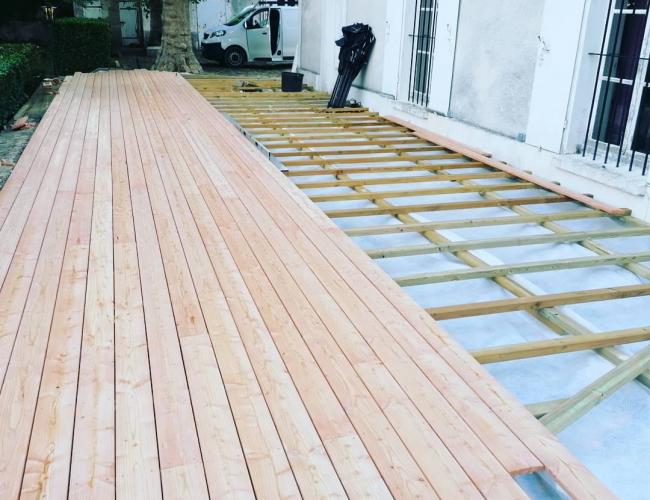 Construction et pose d'une terrasse en bois mélèze de 100m² à Meaux (77)