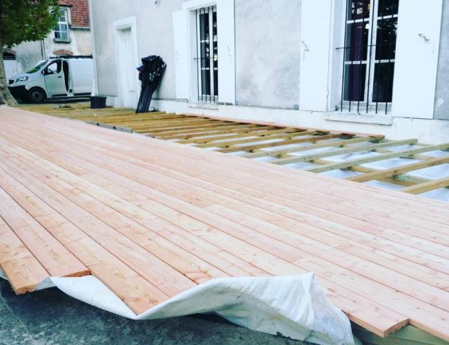 Construction et pose d'une terrasse en bois mélèze de 100m² à Meaux (77)