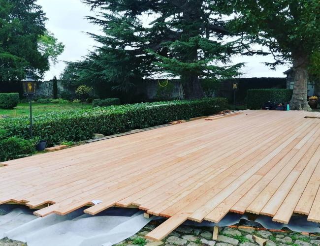 Construction et pose d'une terrasse en bois mélèze de 100m² à Meaux (77)