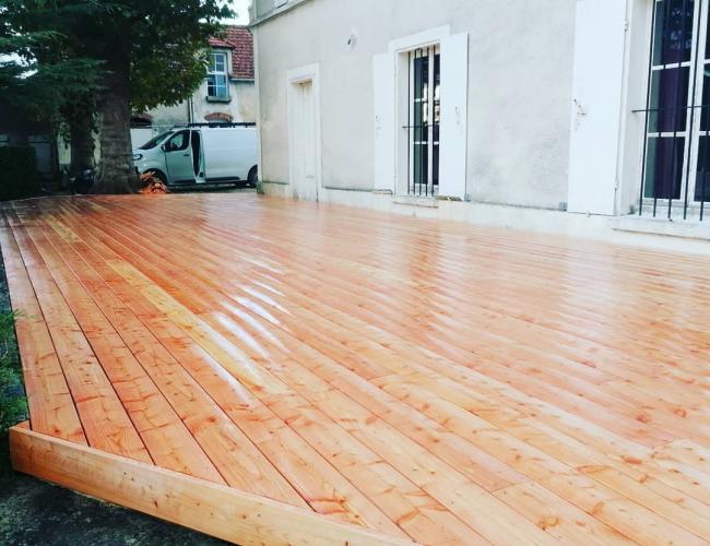 Construction et pose d'une terrasse en bois mélèze de 100m² à Meaux (77)