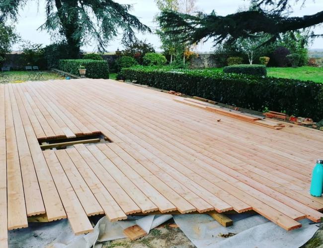 Construction et pose d'une terrasse en bois mélèze de 100m² à Meaux (77)