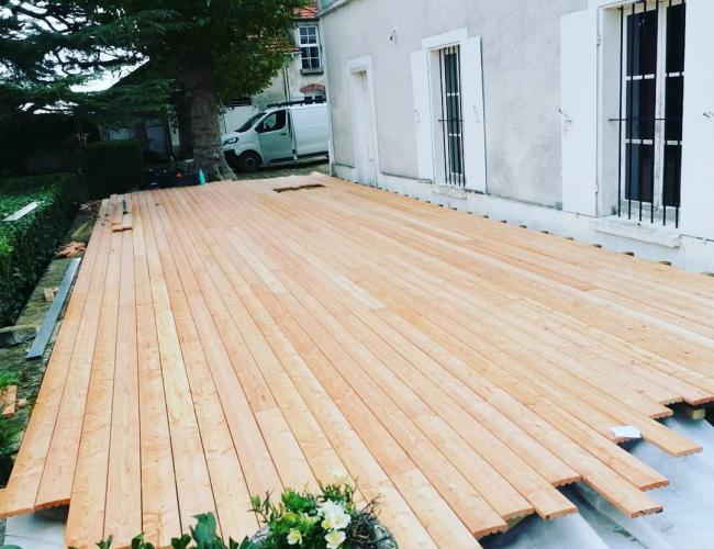 Construction et pose d'une terrasse en bois mélèze de 100m² à Meaux (77)