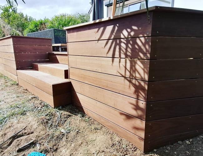 Pose et construction d'une terrasse bois en frêne thermochauffé à Thorigny-sur-Marne (77)