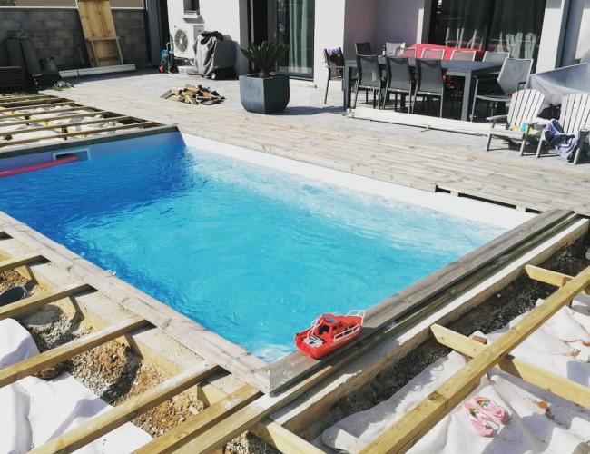 Pose et construction d'une terrasse en bois douglas grisé à Fresnes-sur-Marne (77)