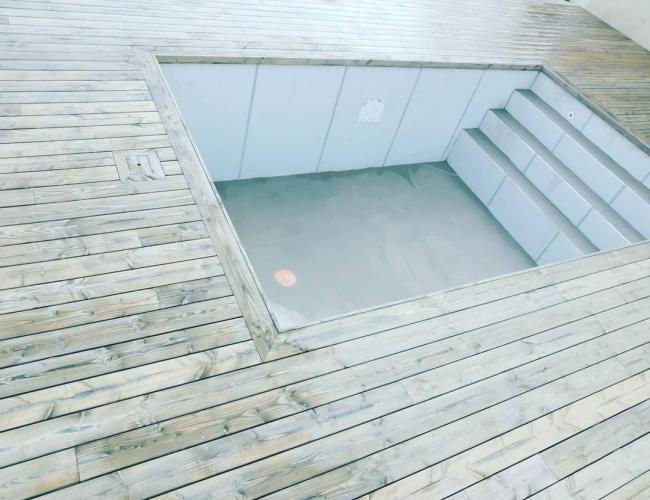 Pose d'une terrasse en bois douglas grisé autour d'une piscine à Vaudoy-en-Brie (77)