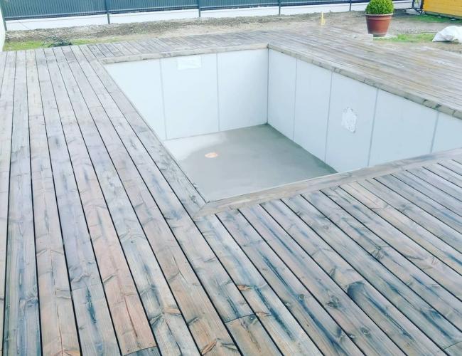 Pose d'une terrasse en bois douglas grisé autour d'une piscine à Vaudoy-en-Brie (77)