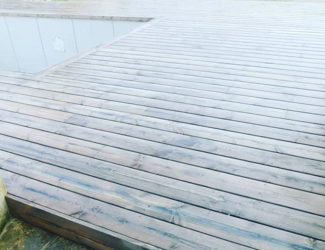 Pose d'une terrasse en bois douglas grisé autour d'une piscine à Vaudoy-en-Brie (77)