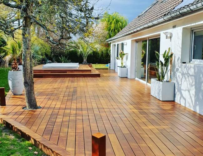 terrasse en bois exotique avec plage pour SPA de nage