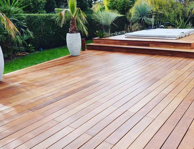 terrasse en bois exotique avec plage pour SPA de nage