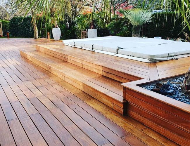 terrasse en bois exotique avec plage pour SPA de nage