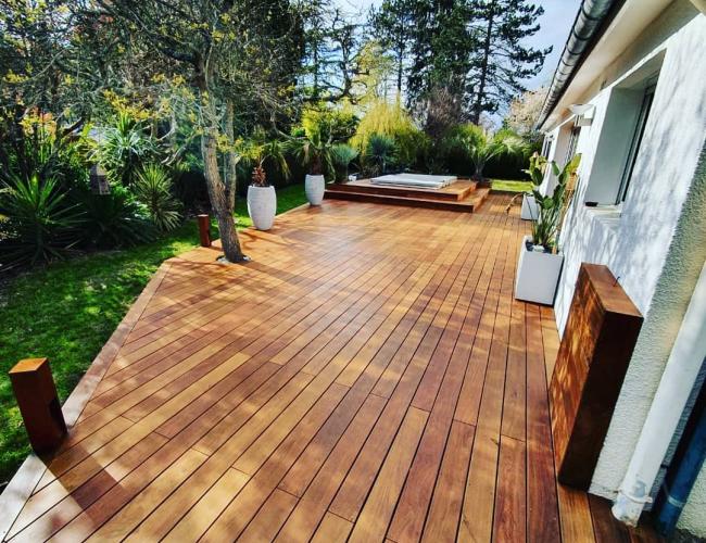 terrasse en bois exotique avec plage pour SPA de nage