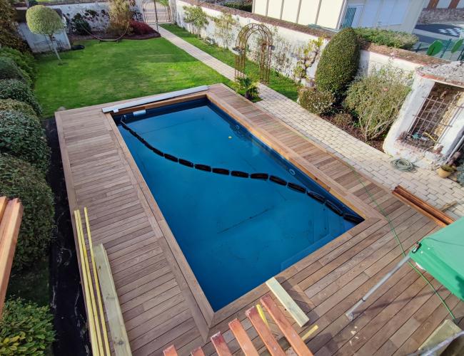 belle terrasse de piscine en frêne thermochauffé