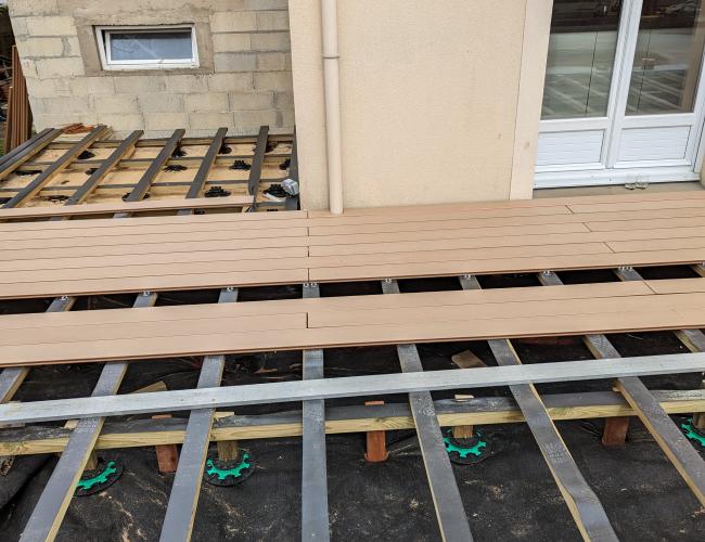 construction de terrasse en bois composite