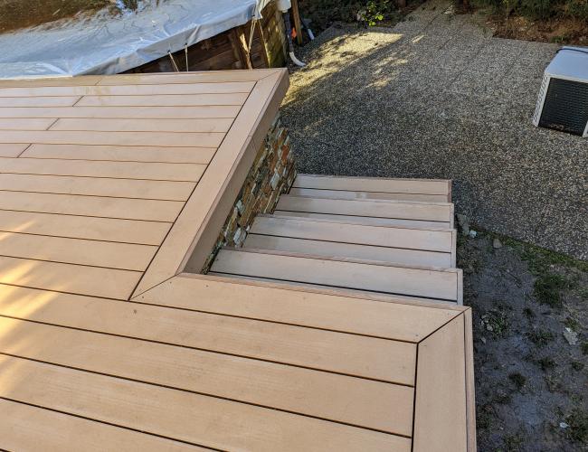 poseur de terrasse en bois composite