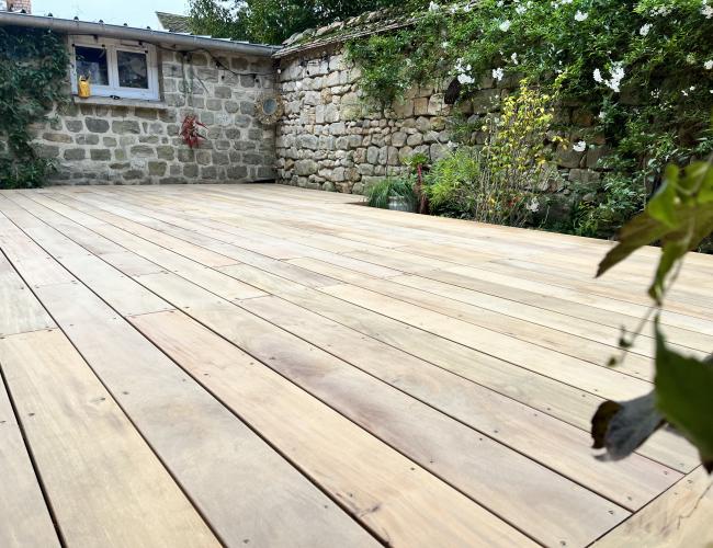 poseur de terrasse en bois exotique