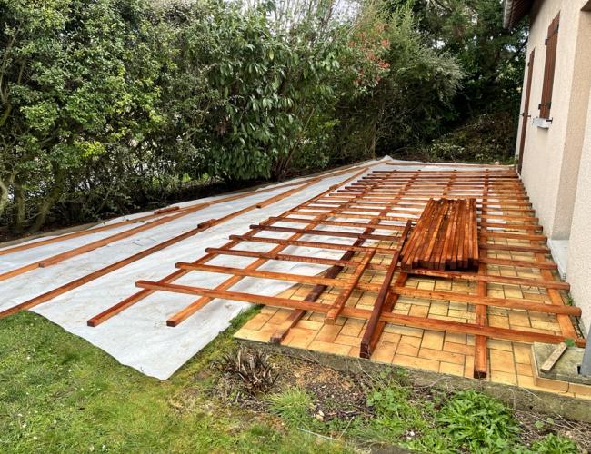 17. Étapes de construction d’une terrasse en bois Cumaru à Chessy par Woodpecker