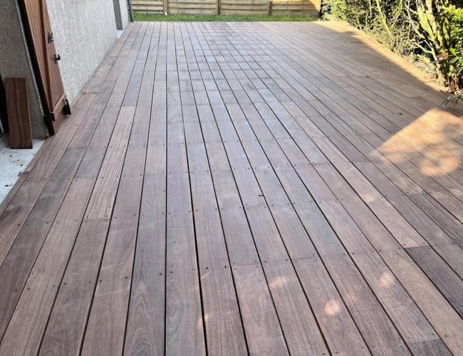 18. Terrasse en bois exotique à Chessy : Confiance et qualité avec Woodpecker
