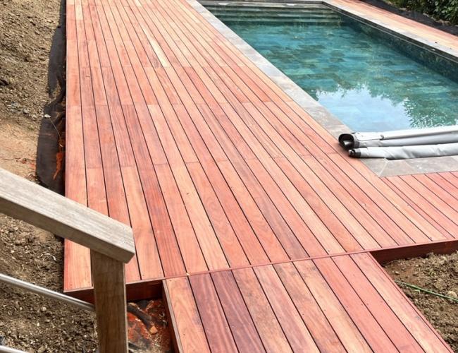 Aménagement terrasse en Padouk autour piscine à Torcy (77200) : réalisation sur mesure