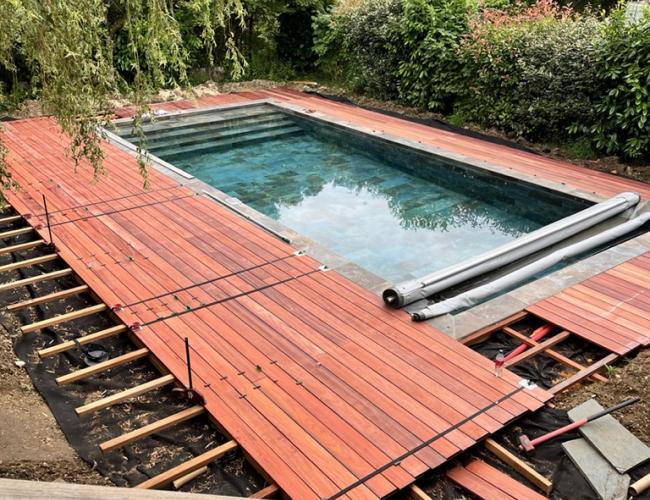 Constructeur terrasse piscine en Padouk à Provins (77160) : durabilité et élégance