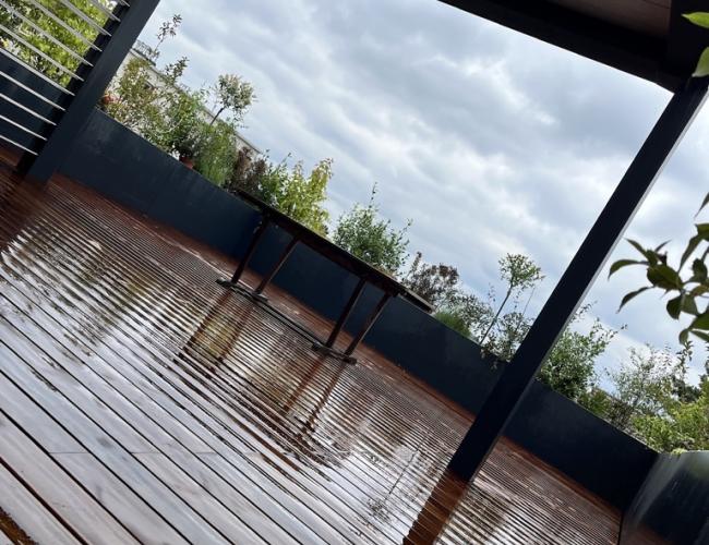 Terrasse haut de gamme en bois Kebony et aluminium Grad