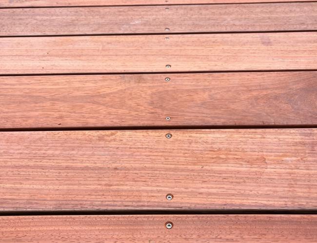 Terrasse grès cérame imitation bois à Villeparisis (77270) : solution moderne et facile d’entretien