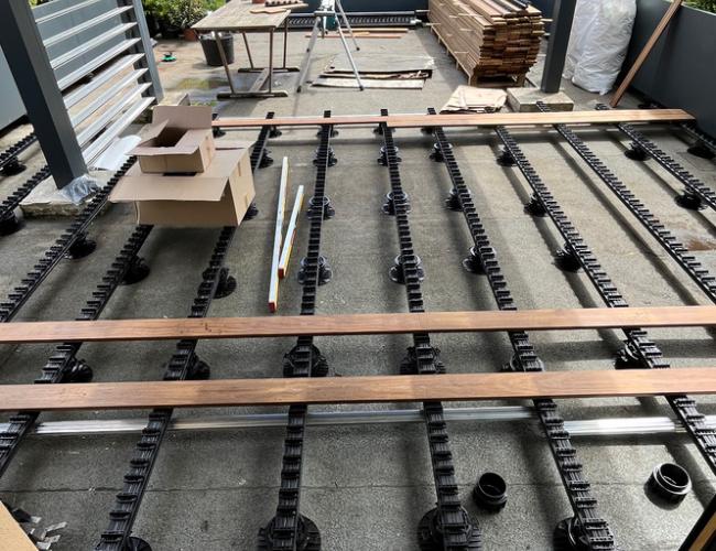 Terrasse en bois Kebony avec structure aluminium Grad à Meaux (77100)