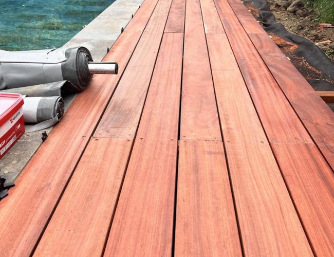 Terrasse sur pilotis en bois exotique à Saint-Fargeau-Ponthierry (77310) : confort et stabilité