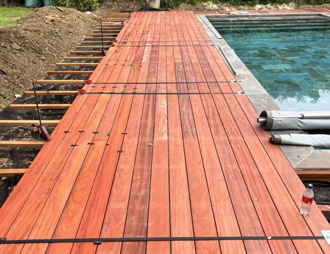 Terrasse grès cérame et bois autour d’une piscine à Nemours (77140) : résistance optimale