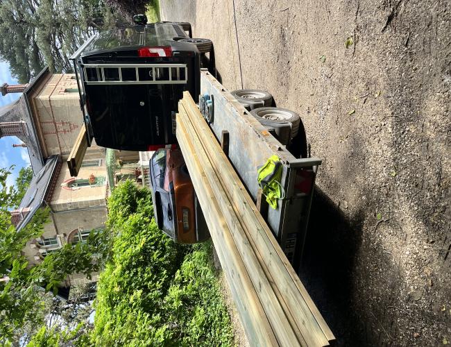 Corriger une pente grâce à une terrasse sur pilotis en composite