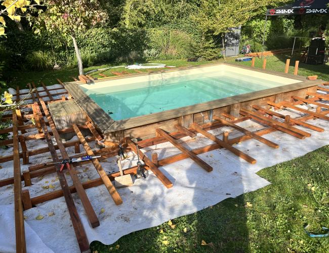 Terrasse autour piscine : bois exotique Garapa vs bois composite
