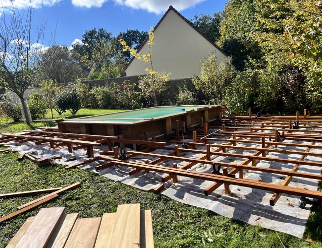 Terrasse Garapa pour piscine : zoom sur la double structure