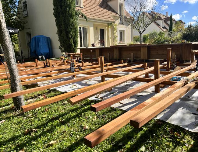 Terrasse bois haut de gamme avec finition gravée au fer