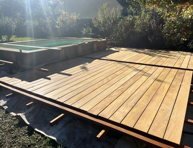 Terrasse Garapa : solution écologique et résistante pour bord de piscine