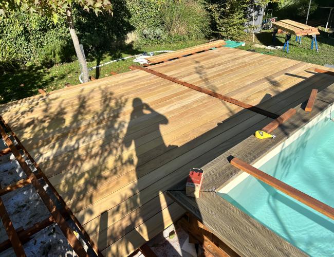 Terrasse sur mesure en Garapa autour d’une piscine enterrée