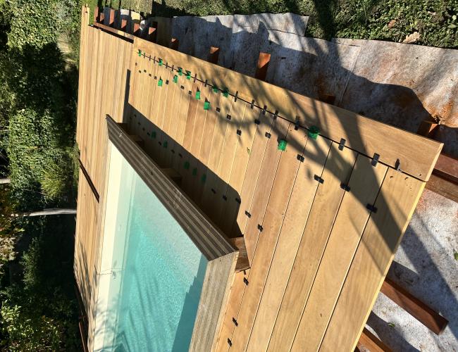 Terrasse exotique Garapa posée sur lambourdes croisées